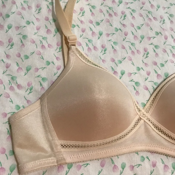 Vintage Triumph Unwired Bra 32A Cream Round Pointy Cup Shaped - Picture 6 of 12